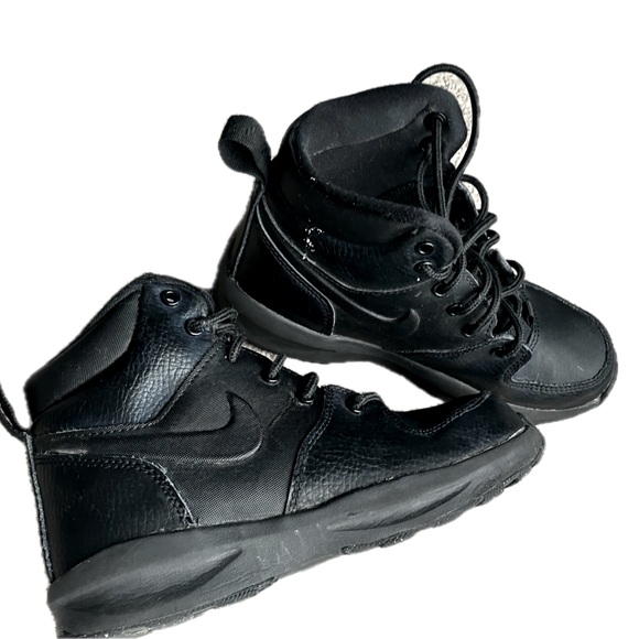 Nike Boot Sneaker. Size 1Y. - Picture 1 of 1
